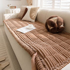 PlushGuard™ – Protector de Sofá Ultrasuave para Mascotas | Franela Premium, Antideslizante y Lavable