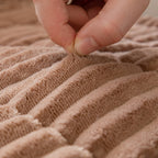 PlushGuard™ – Protector de Sofá Ultrasuave para Mascotas | Franela Premium, Antideslizante y Lavable